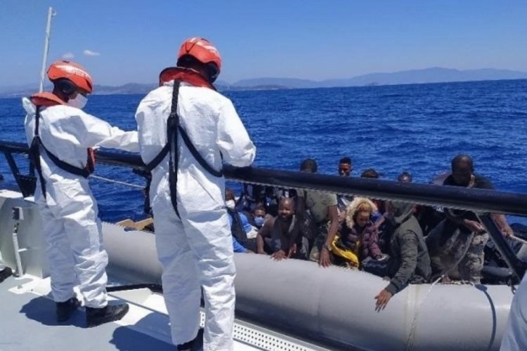 İzmir açıklarında 456 düzensiz göçmen kurtarıldı