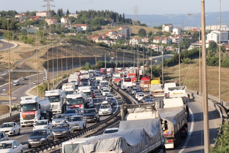 3 tır kaza yaptı: TEM Otoyolu kilit