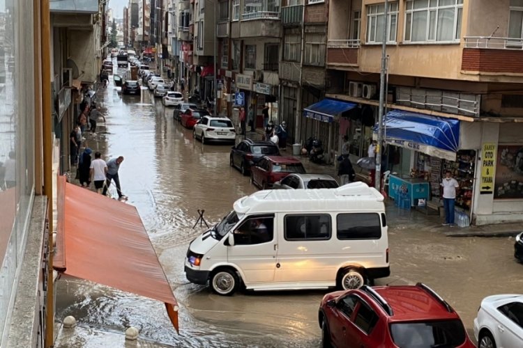 Ordu'da sağanak yağış, yolları g&ouml;le &ccedil;evirdi