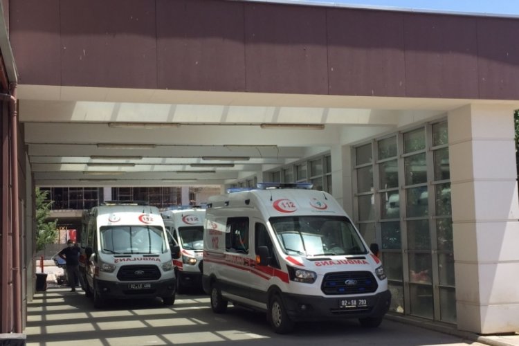 Tarlaya devrilen otomobilin s&uuml;r&uuml;c&uuml;s&uuml; &ouml;ld&uuml;