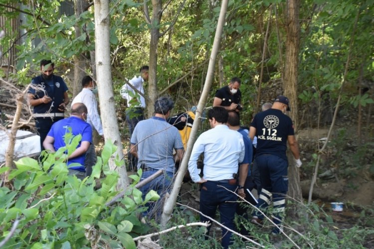 65 yaşındaki kadın, evinin bah&ccedil;esinde &ouml;l&uuml; bulundu