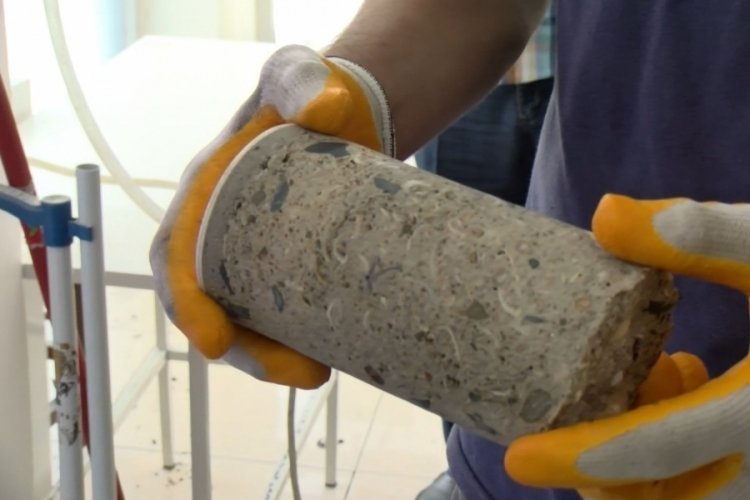 Tahliye edilen binanın betonundan deniz kumu &ccedil;ıktı!