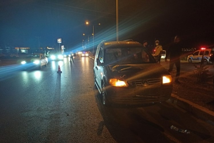 Otomobilin &ccedil;arptığı 15 yaşındaki gen&ccedil; yaralandı
