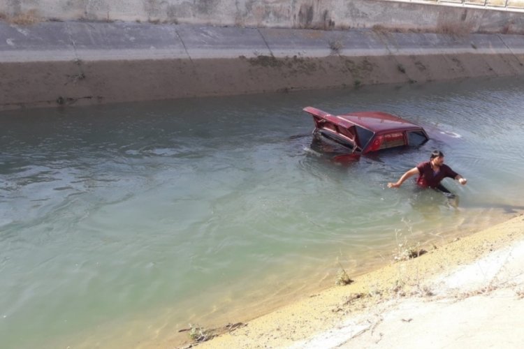 Kanala u&ccedil;an otomobilde 2 kişi &ouml;l&uuml;mden d&ouml;nd&uuml;