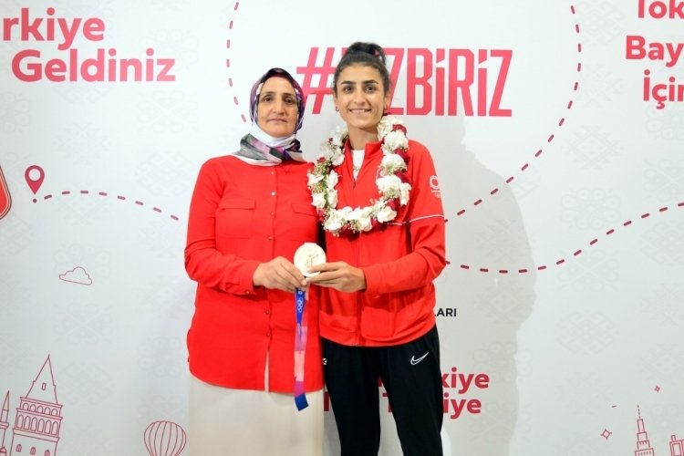 Bursa'nın gururu Hatice K&uuml;bra İlg&uuml;n: 16 yılın emeği var