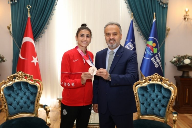 Olimpiyatlarda tarih yazan İlg&uuml;n Bursa'da coşkuyla karşılandı