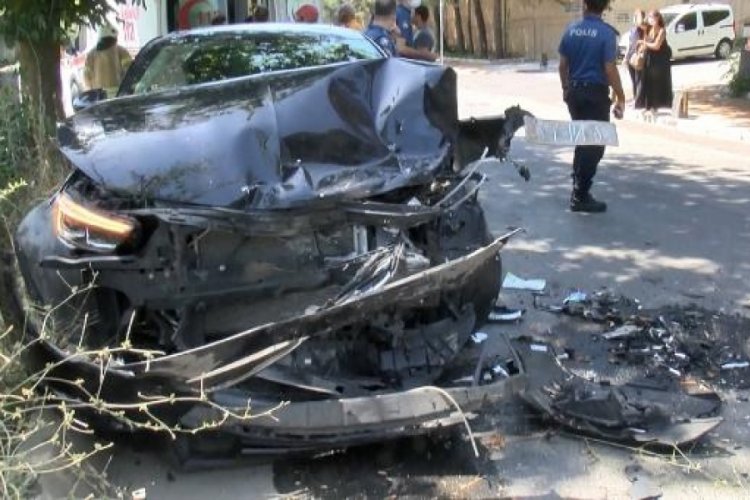 İstanbul Sarıyer'de otomobiller kafa kafaya çarpıştı!