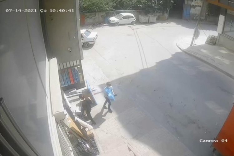 İstanbul Arnavutk&ouml;y'de 15 bin TL'lik bilgisayarı &ccedil;aldılar