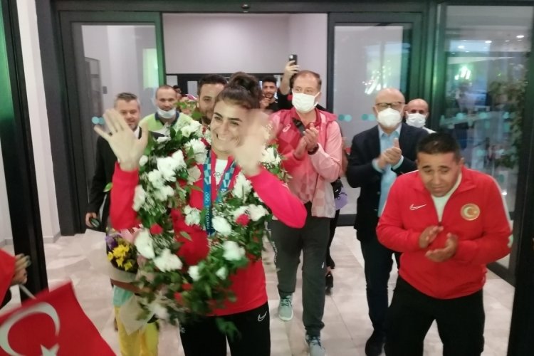 Milli tekvandocu Hatice K&uuml;bra İlg&uuml;n yurda d&ouml;nd&uuml;