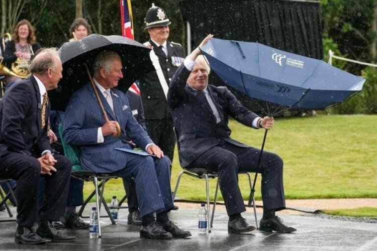 İngiltere yağmura, Boris Johnson şemsiyesine teslim oldu!