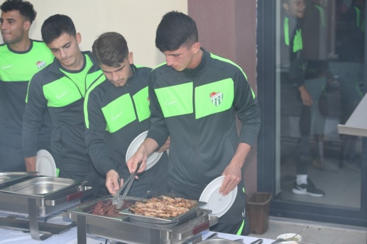 Bursaspor'da moraller mangal partisinde yerine geldi