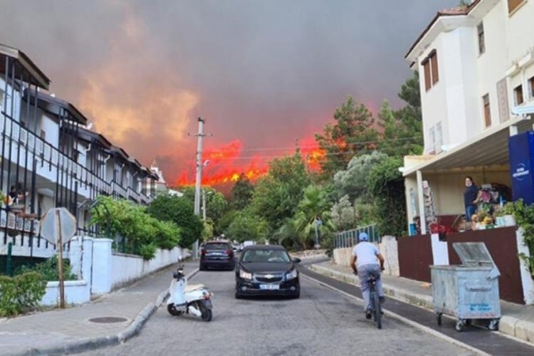 Marmaris'te de orman yangını başladı! 5 dakikada yayıldı, evler oteller tehdit altında