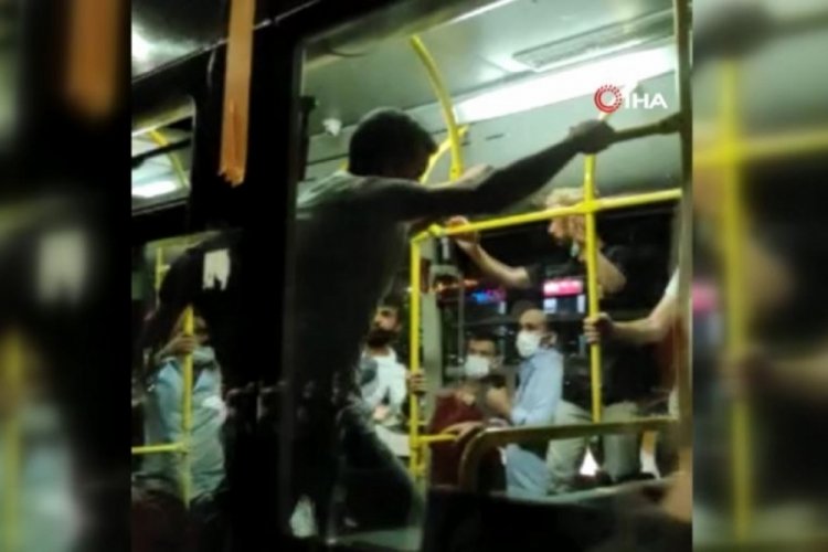 İstanbul'da otob&uuml;ste 'maske takma' kavgası kamerada!