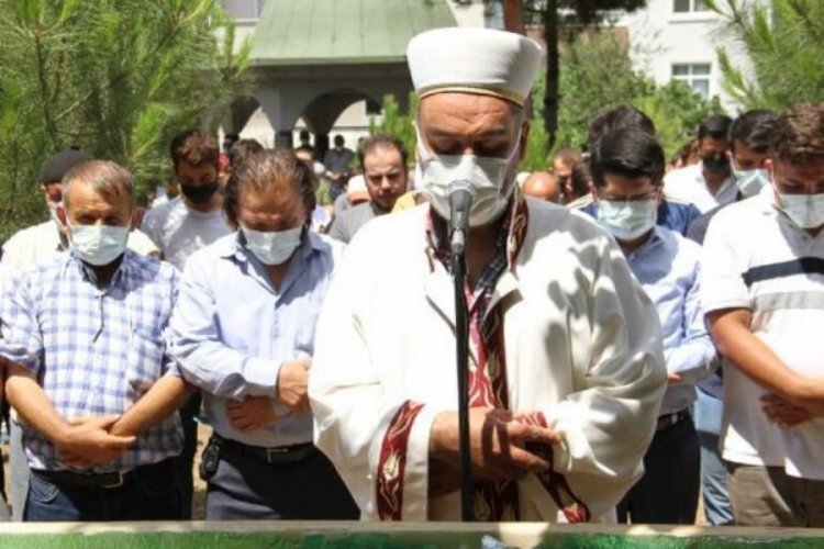 Oğlunun cenaze namazını kıldırdı