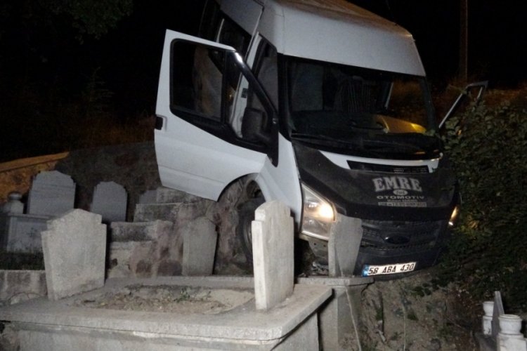 Kazada minib&uuml;s, mezarlığa u&ccedil;tu