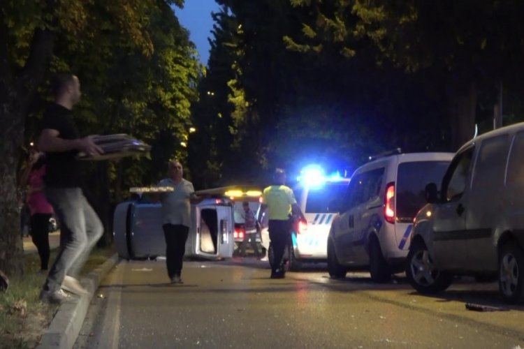 Bursa'da hamur y&uuml;kl&uuml; hafif ticari ara&ccedil; takla attı: 3 yaralı
