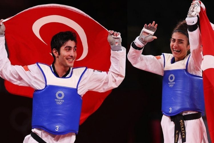 Milli tekvandocular Hatice K&uuml;bra ve Hakan Re&ccedil;ber yurda d&ouml;nmenin sevincini yaşıyor