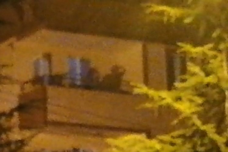 Bursa'da balkonda tabancayla intihar anı kameraya yansıdı