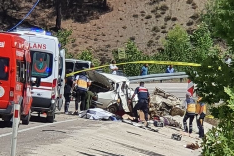 Adana'da d&uuml;ğ&uuml;n yolunda feci kaza: 5 &ouml;l&uuml;, 1 yaralı