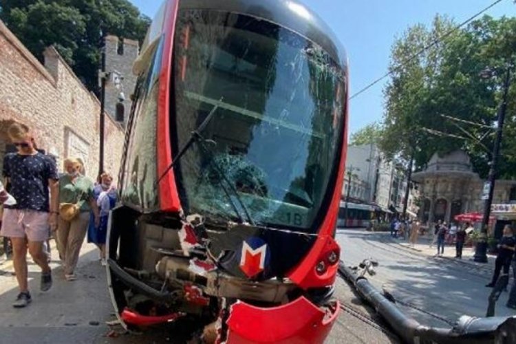 Tramvay yoldan çıkıp elektrik direğine çarptı