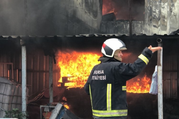 Bursa'da geri dönüşüm tesisinde yangın!