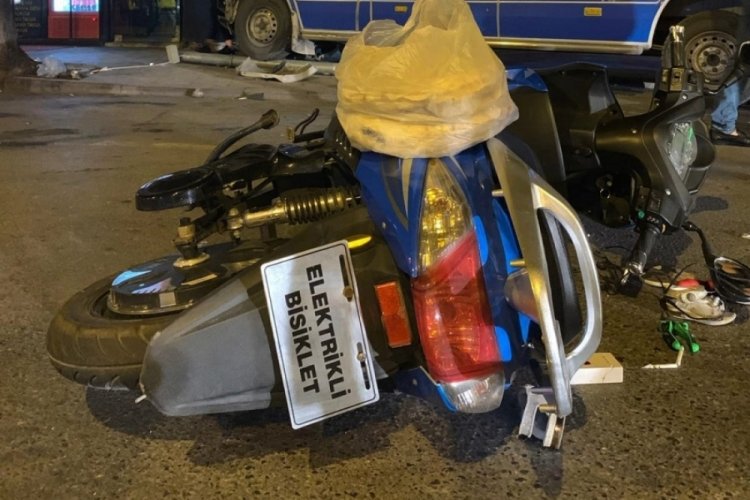 Sakarya'da minibüs, elektrikli bisikletle çarpıştı: 3 yaralı