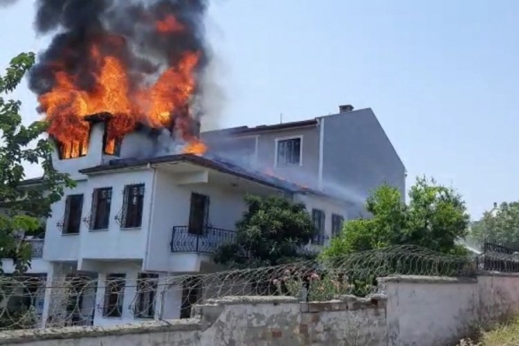 Bursa'da tamir ettiği evin çatısı yandı