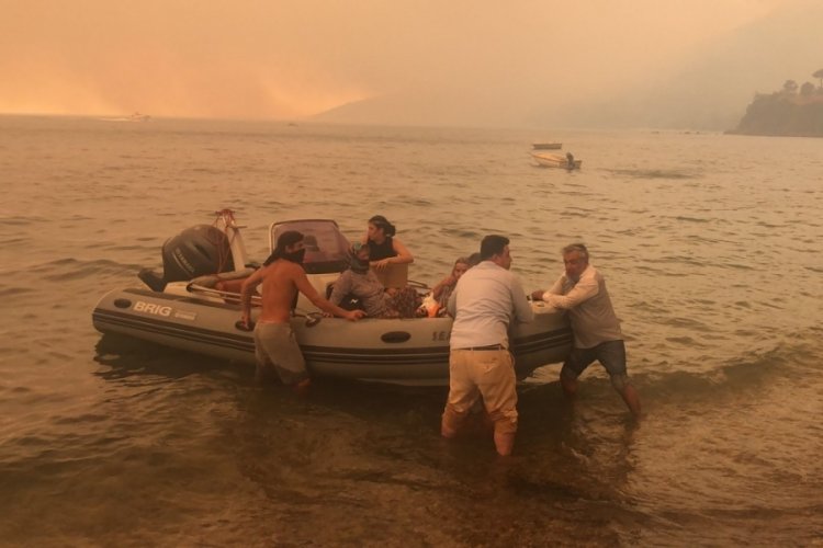 Bodrum'da vatandaşlar tekne ve botlarla tahliye ediliyor