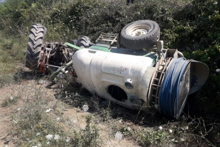 Devrilen traktörün altında kalan sürücü öldü