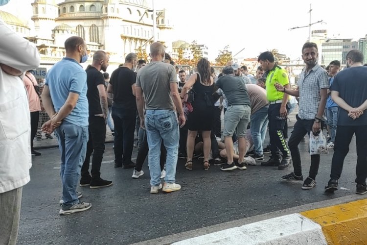 Taksim'de kadınlar saç saça baş başa kavga etti!