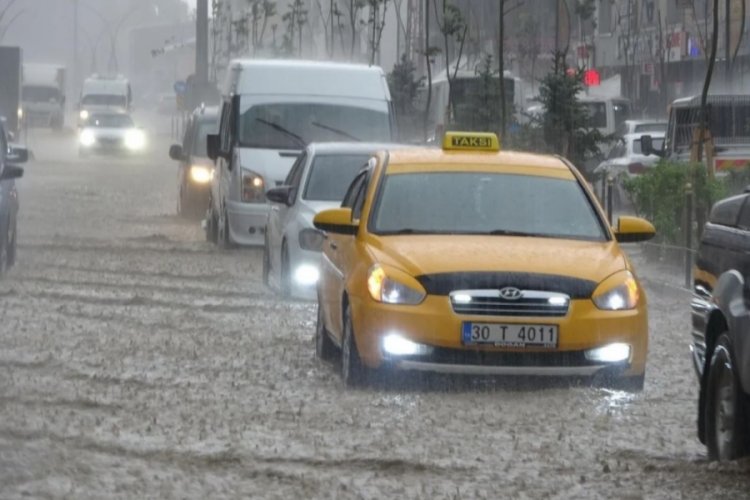 Y&uuml;ksekova'da caddeler g&ouml;le d&ouml;nd&uuml;, ara&ccedil;lar suya g&ouml;m&uuml;ld&uuml;