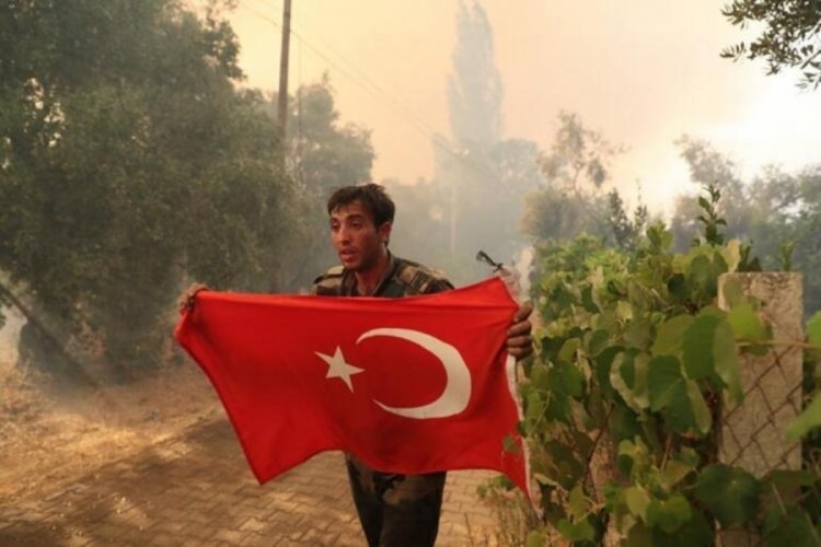 Azerbaycan'dan gelen itfaiyeci T&uuml;rk bayrağını alevlerin i&ccedil;inde bırakmadı!