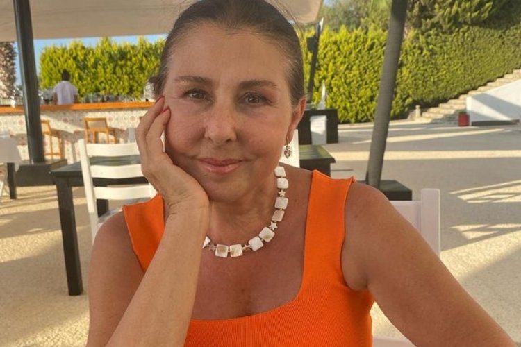Sanat&ccedil;ı Nil&uuml;fer'den 'Help Turkey' etiketine tepki