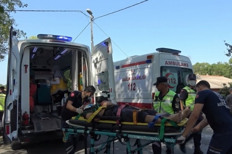 Minib&uuml;s ile otomobil &ccedil;arpıştı: 2 yaralı