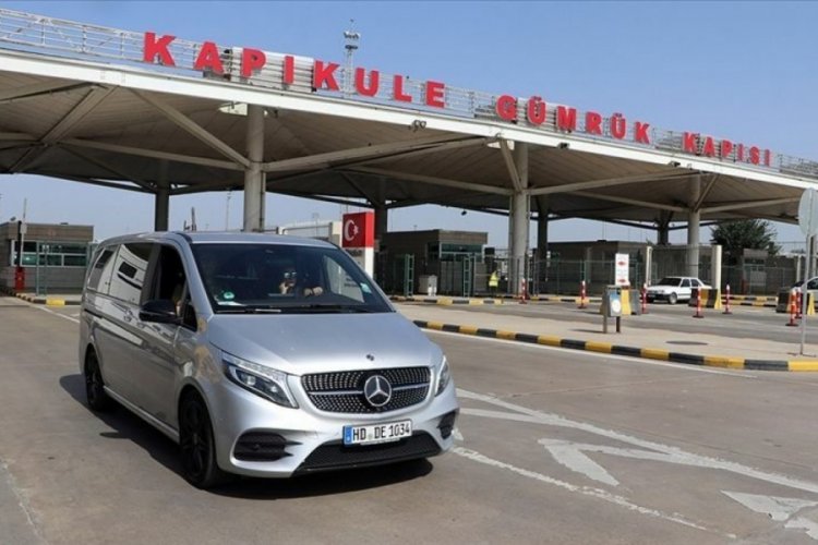 Gurbetçiler Türkiye'den ayrılıyor: 'Vatanımız cennet, çok hüzünlüyüz'