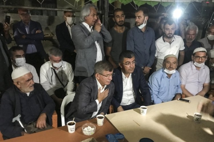 Davutoğlu, Konya'da öldürülen 7 kişinin yakınlarına taziye ziyaretinde bulundu
