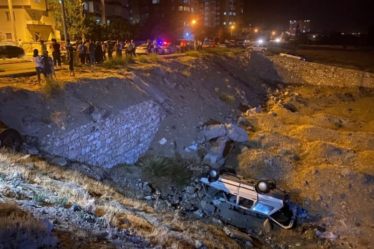 Kaza sonrası aracı terk edip ka&ccedil;tılar