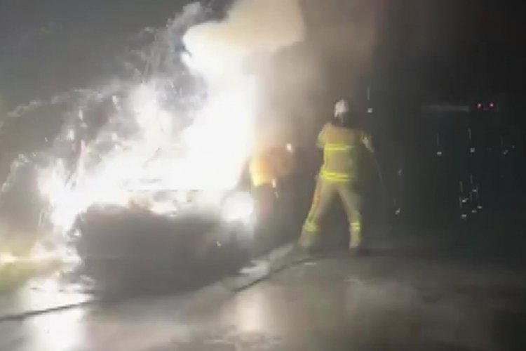 Bursa'da seyir halindeki otomobil yandı