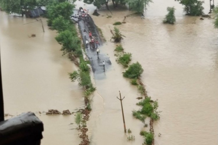 Hindistanı sağanak yağmur vurdu: Sel sonucu en az 15 ölü!