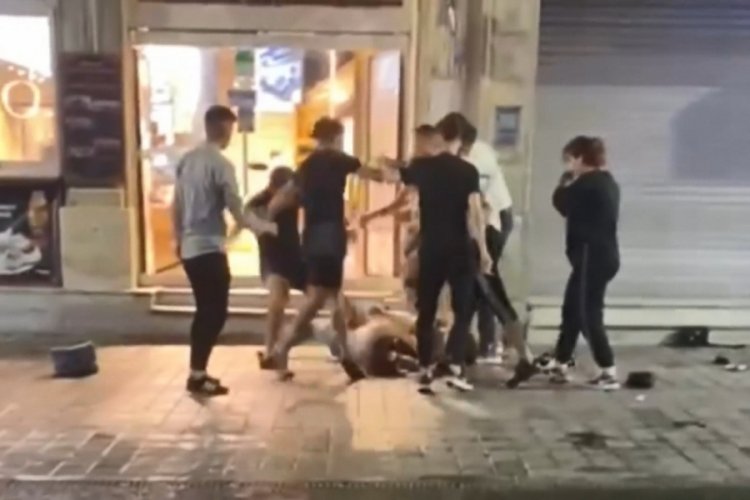 İstanbul, İstiklal Caddesi'nde kadınlar birbirine girdi