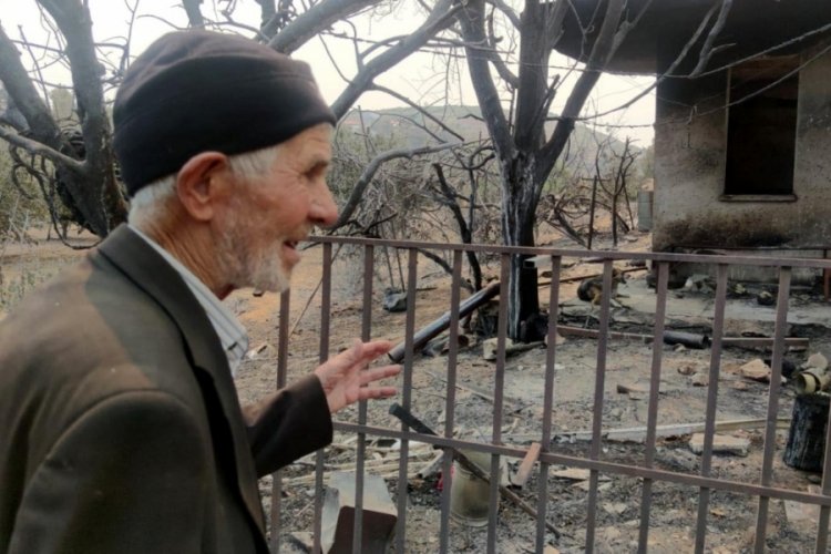 Antalya'da evi yanan 93 yaşındaki Hüseyin Yıldırır&nbsp;işçilere karpuz ikram etti