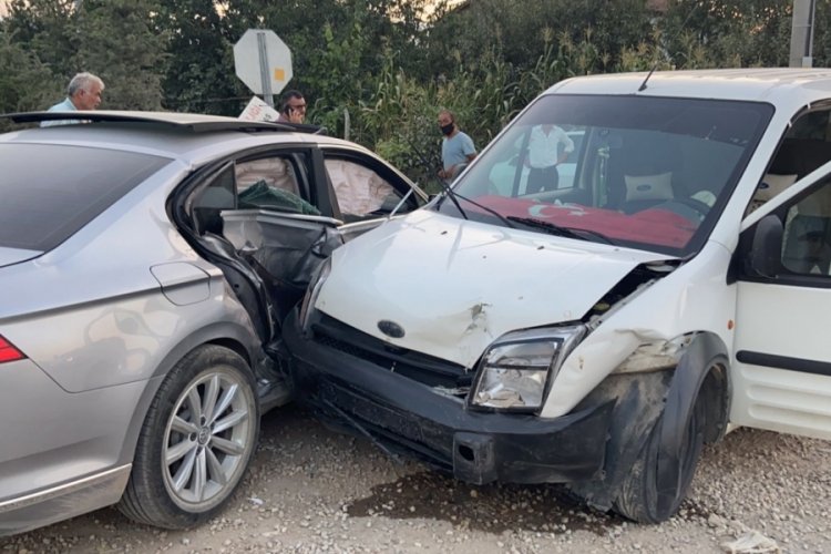 Bursa'da 17 yaşındaki Alperen'in kullandığı araçla hafif ticari araç çarpıştı: 4 yaralı
