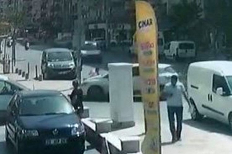Denizli'de karşıya ge&ccedil;mek isteyen gen&ccedil; kaldırıma savrularak yaralandı