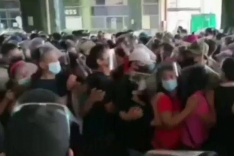 Filipinler'de vatandaş Covid-19 aşı merkezlerine h&uuml;cum etti