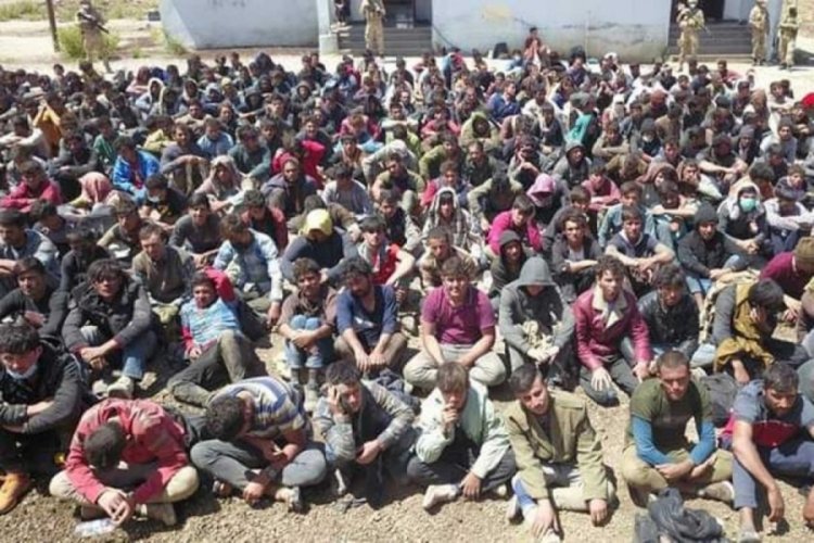 Van'da kullandığı tırda 300 m&uuml;lteci bulunan şof&ouml;r tutuklandı