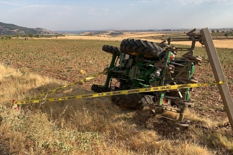 Devrilen trakt&ouml;rde bir &ccedil;ocuk &ouml;ld&uuml;, ağabeyi ise yaralandı