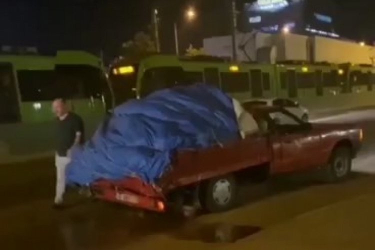 Bursa'da yola sa&ccedil;ılan karpuzlar kazaya sebep oldu