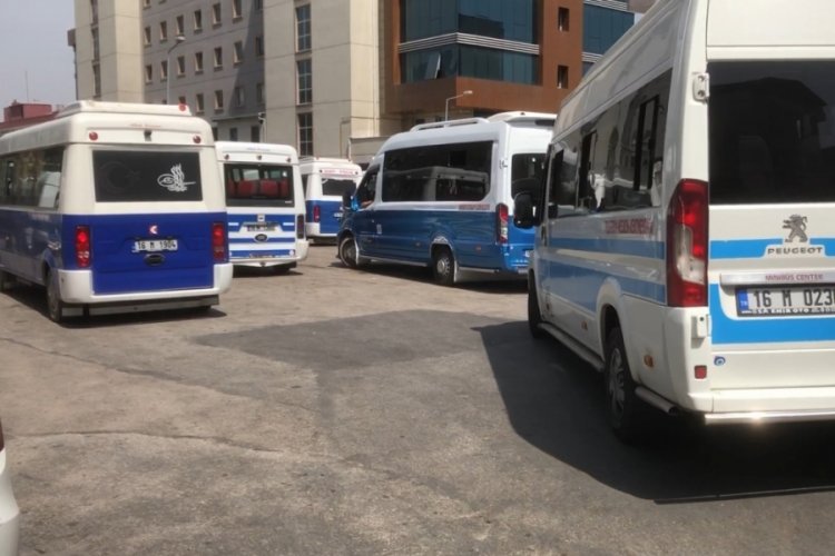 Bursa'da minib&uuml;s&ccedil;&uuml;lerin yolcu kavgasında sopalar konuştu!