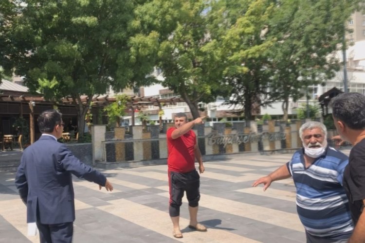Simit tezgahı elinden alınan esnaf kendini yakmaya kalktı
