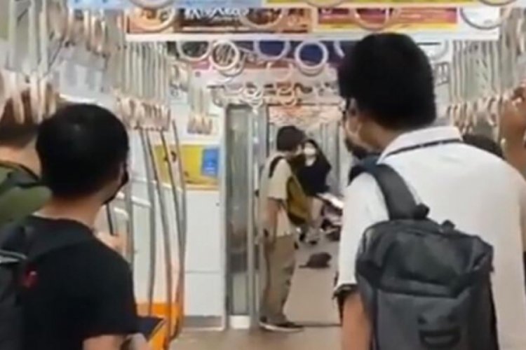 Tokyo metrosunda bir yolcu dehşet sa&ccedil;tı! Mutlu kadın g&ouml;r&uuml;nce bı&ccedil;akladı